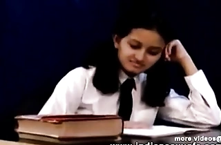角质热印度色情明星贝贝作为学校女孩挤压大胸部和手淫一部分-indiansex