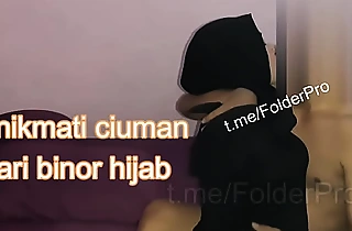 menikmati ciuman dengan binor hijab affixing 1