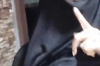 Real Sexy Amateur Muslim Arabian Mummy Masturbates Blasting Fluid Gushy Twat To Crisis HARD In Niqab